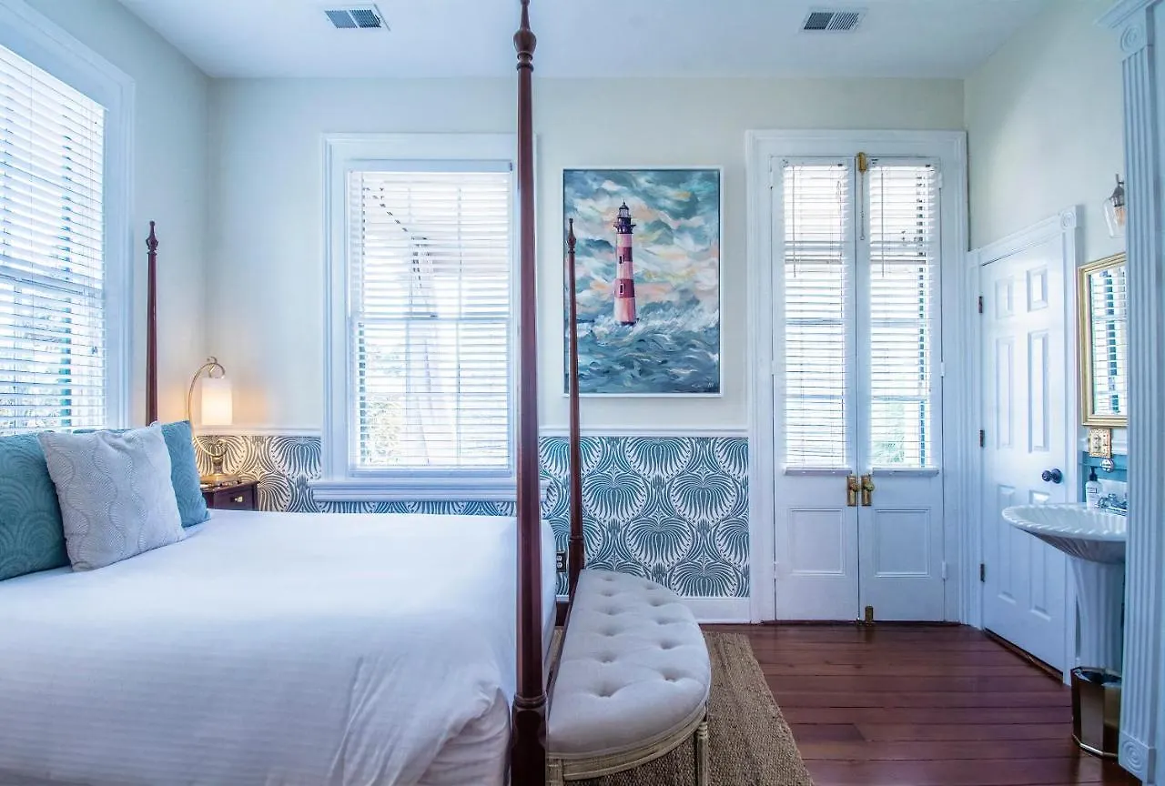Kro Daybed With Trundle In The Beautiful Ashley Inn 4 Blocks From King St