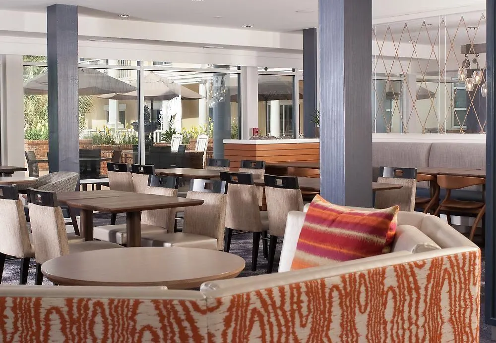 Courtyard Waterfront Charleston