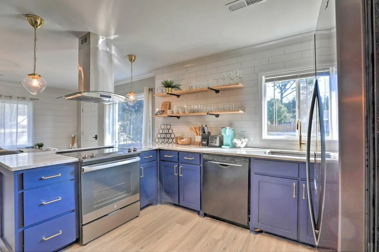 Holiday home Chic - Half Mile To Park Circle!
