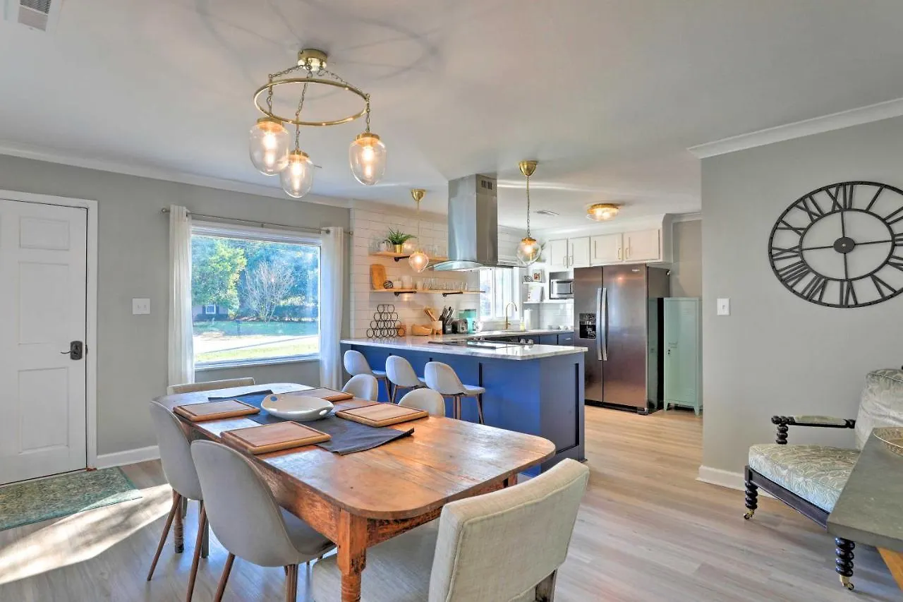 Holiday home Chic - Half Mile To Park Circle!