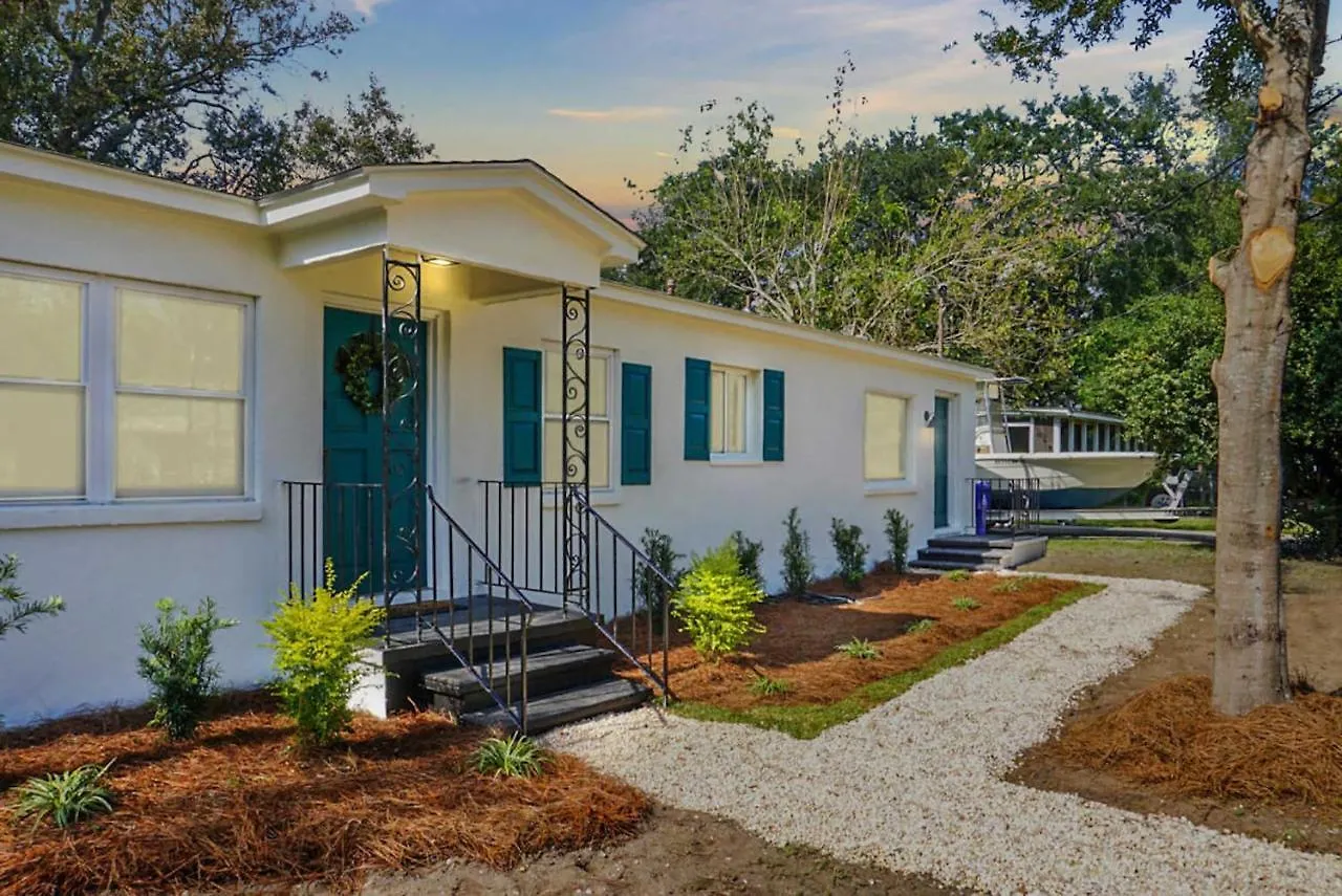 Holiday home Chic - Half Mile To Park Circle! *