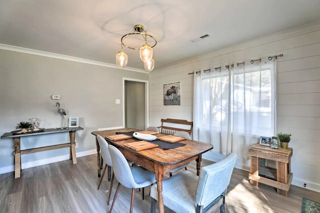 Holiday home Chic - Half Mile To Park Circle!