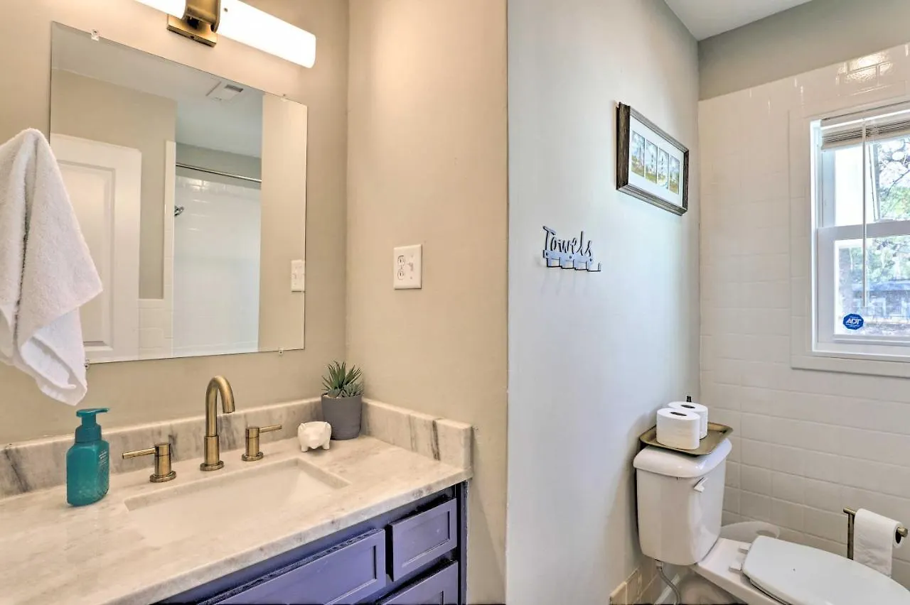 Holiday home Chic - Half Mile To Park Circle!