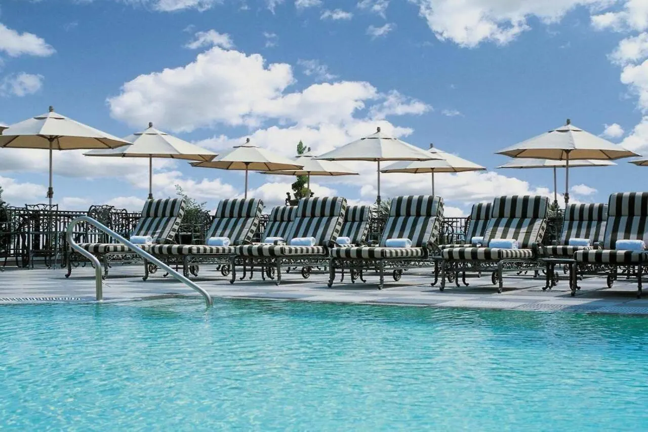 Market Pavilion 4*