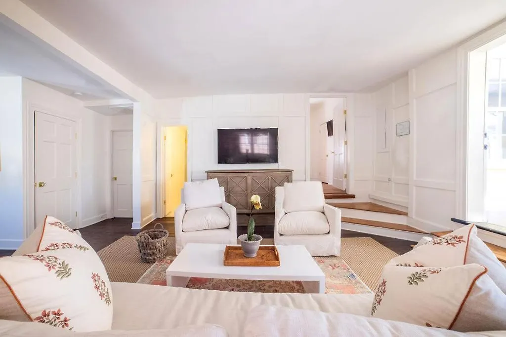 Apartment East 42 D *