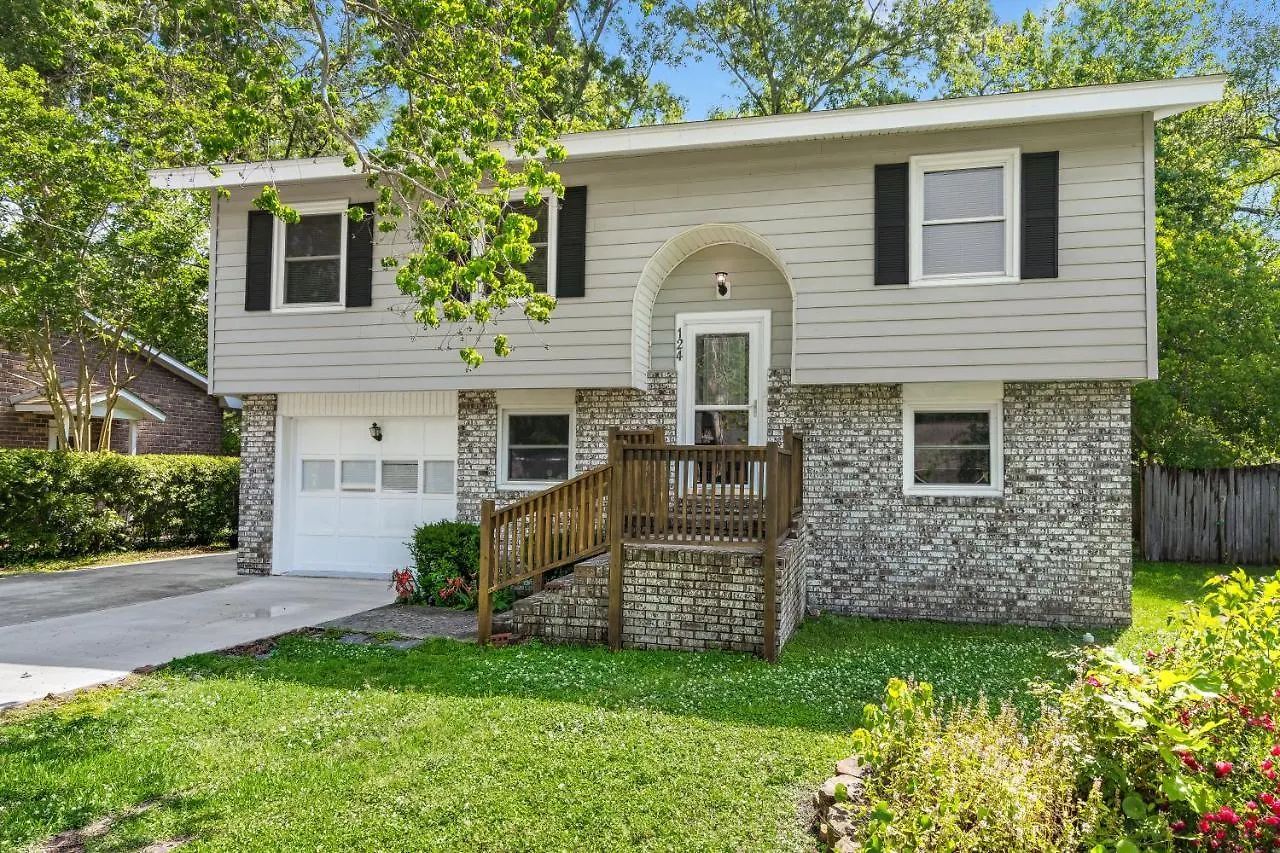 Pet-friendly, Fully Fenced Backyard, 20-min To Chs Holiday home Charleston