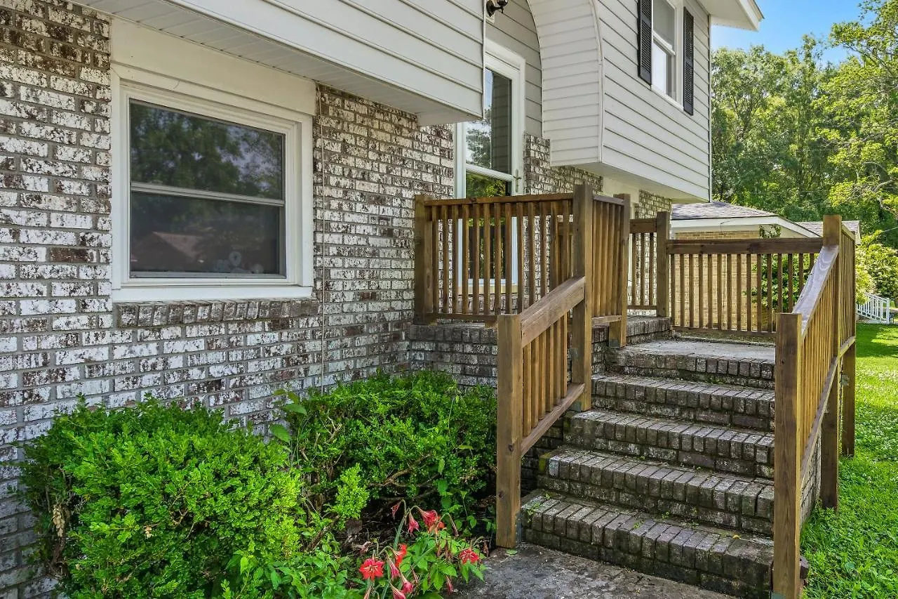 Holiday home Pet-friendly, Fully Fenced Backyard, 20-min To Chs