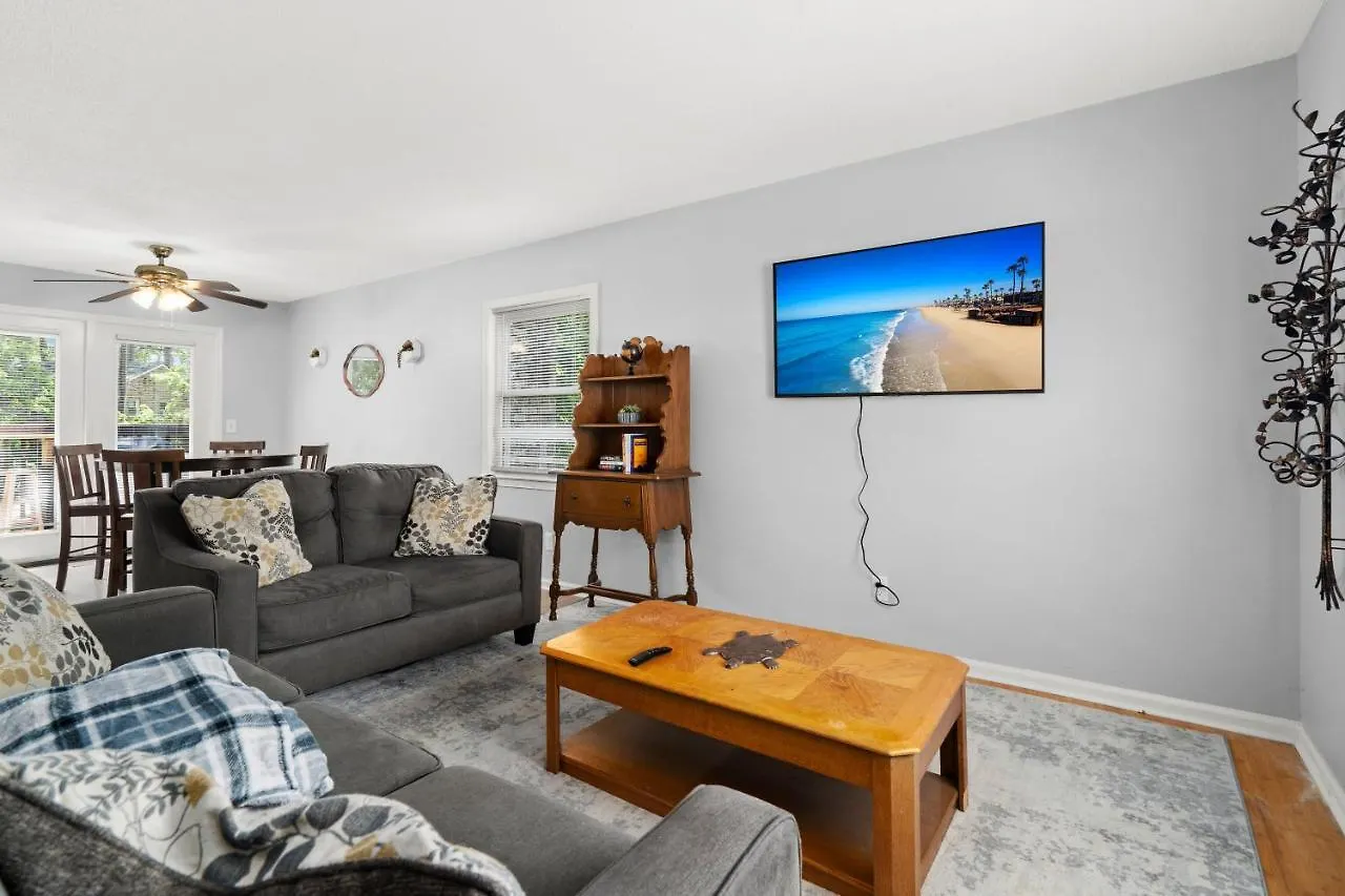 Pet-friendly, Fully Fenced Backyard, 20-min To Chs