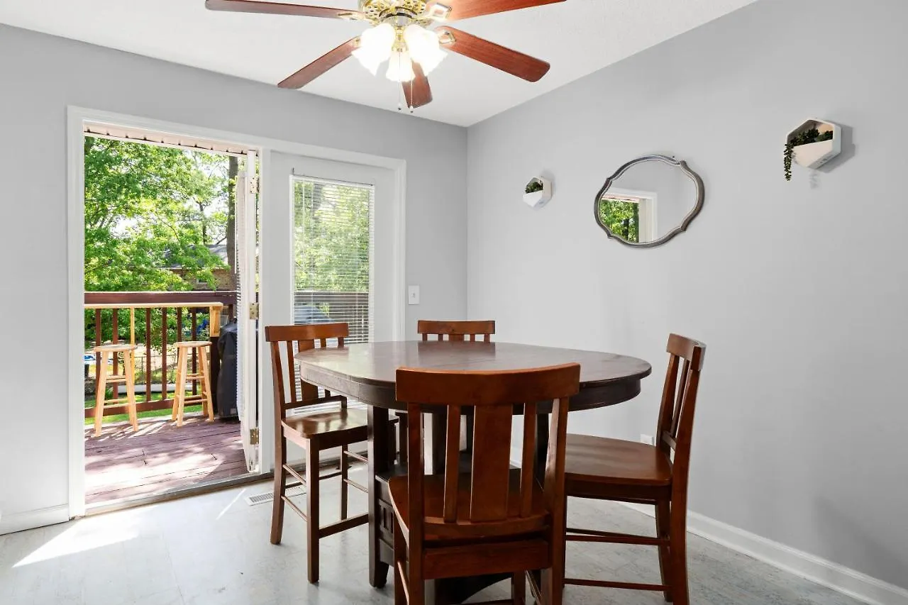 Pet-friendly, Fully Fenced Backyard, 20-min To Chs