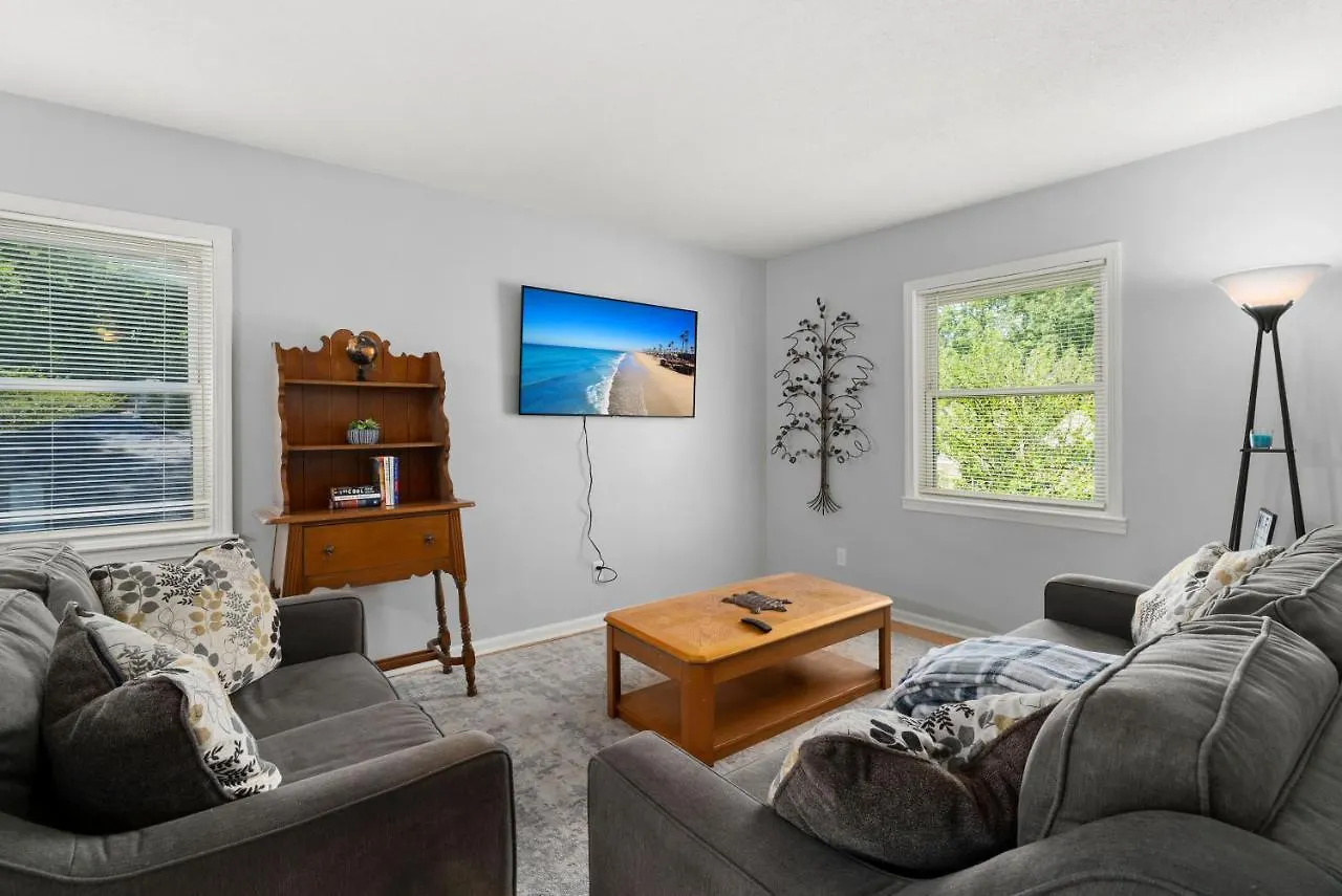 Holiday home Pet-friendly, Fully Fenced Backyard, 20-min To Chs *