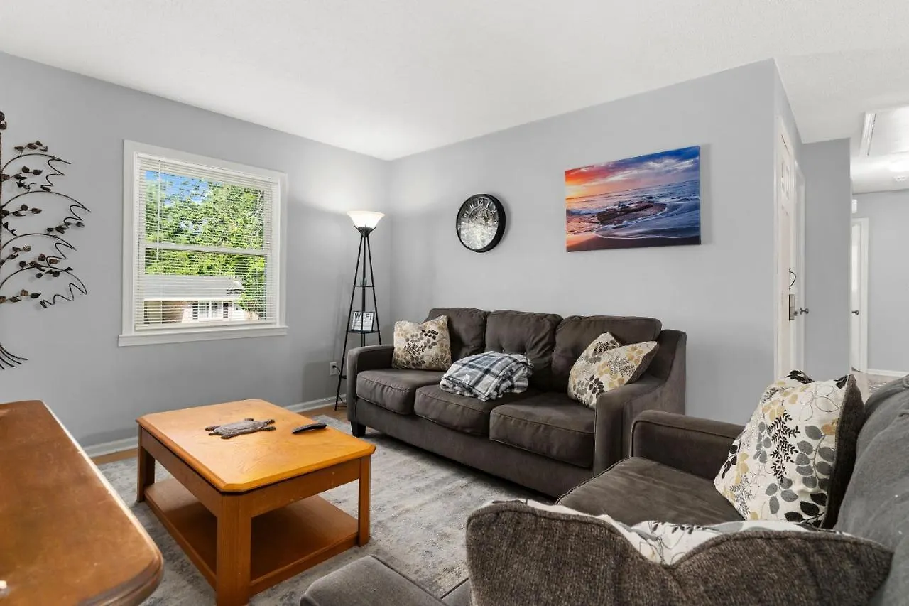Holiday home Pet-friendly, Fully Fenced Backyard, 20-min To Chs