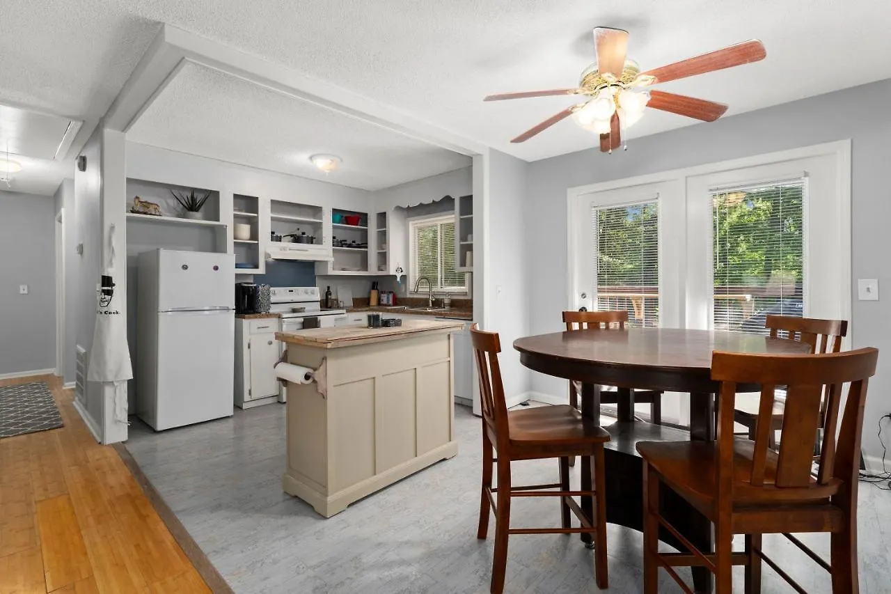 Holiday home Pet-friendly, Fully Fenced Backyard, 20-min To Chs Charleston