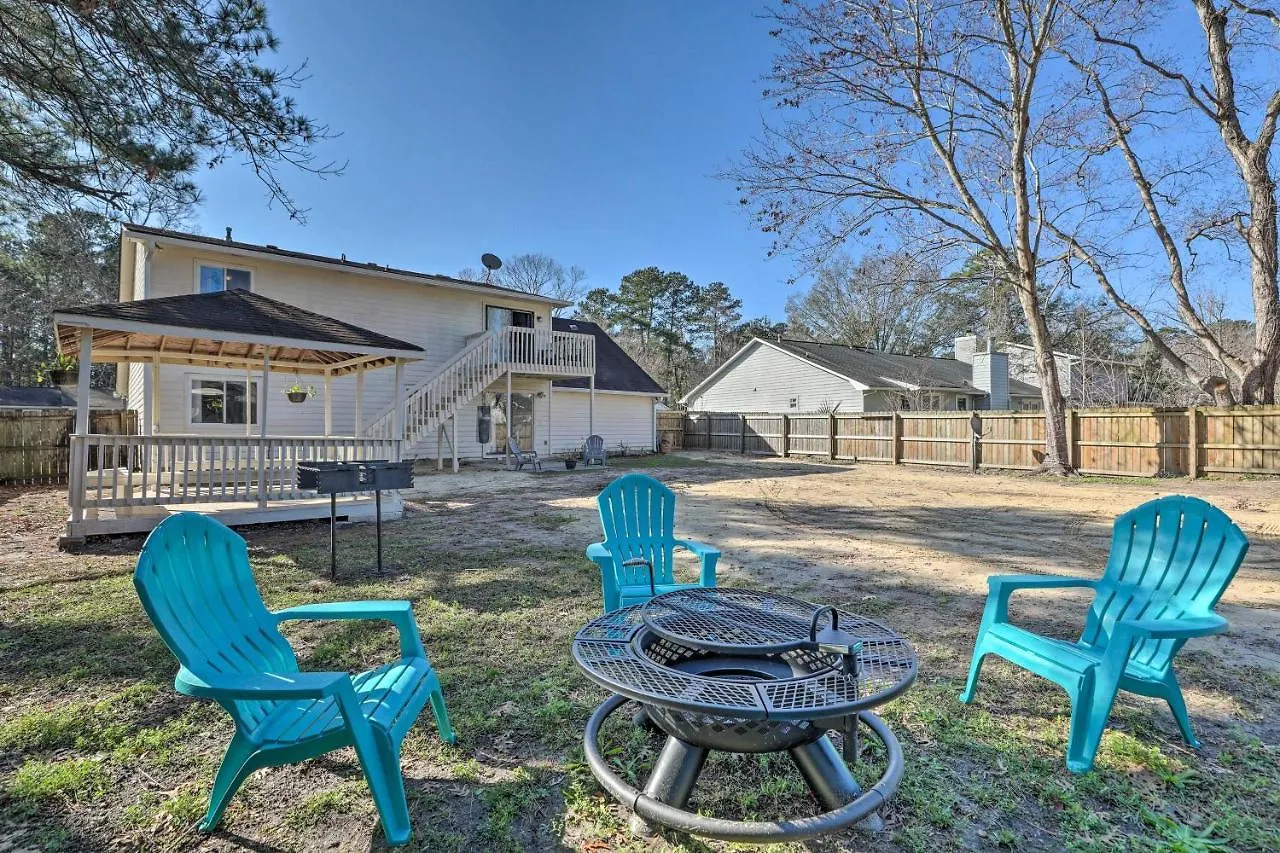 Holiday home North With Fire Pit And Gazebo!