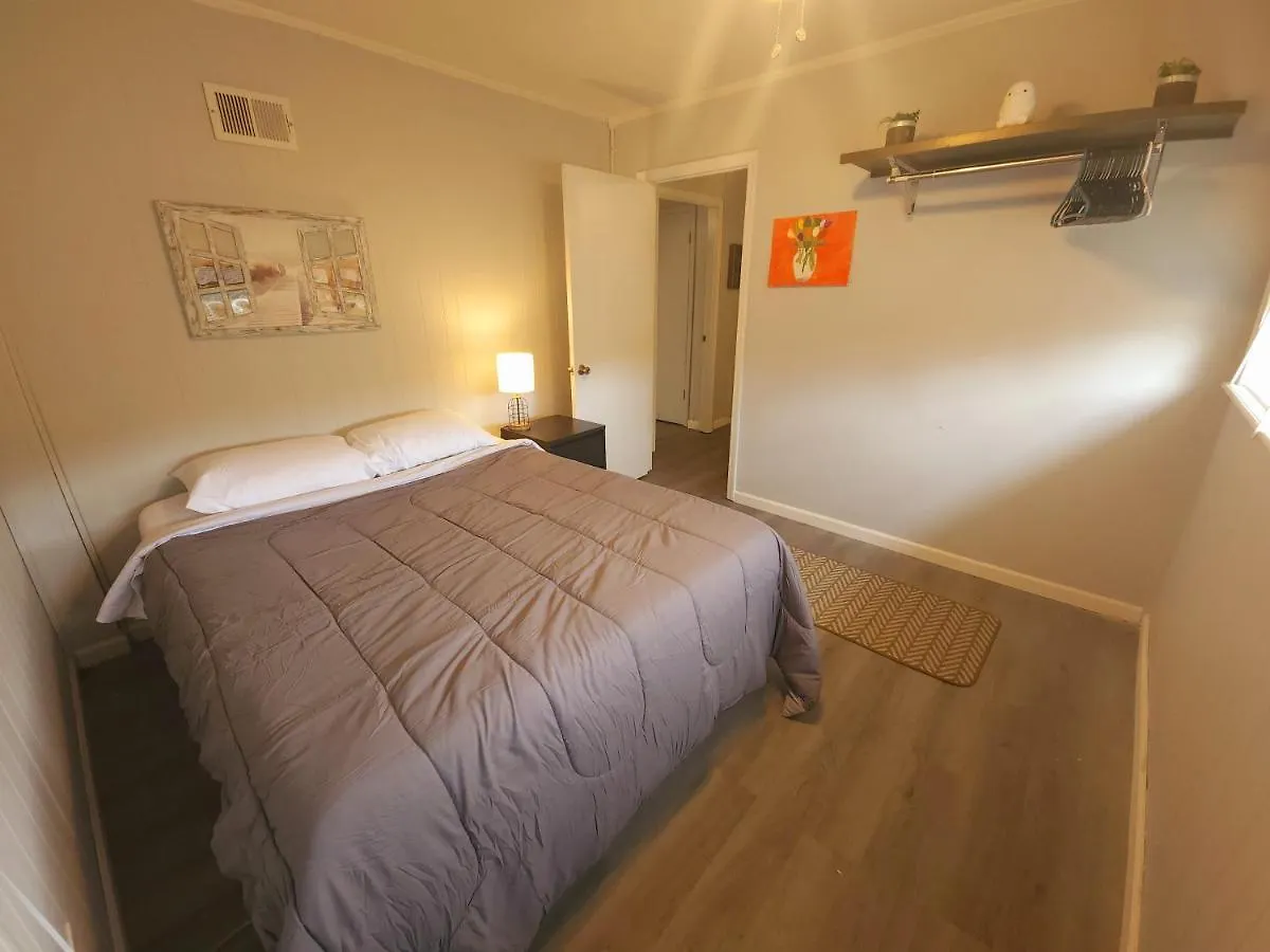 Holiday home Pet-friendly, Fully Fenced Backyard, 20-min To Chs *