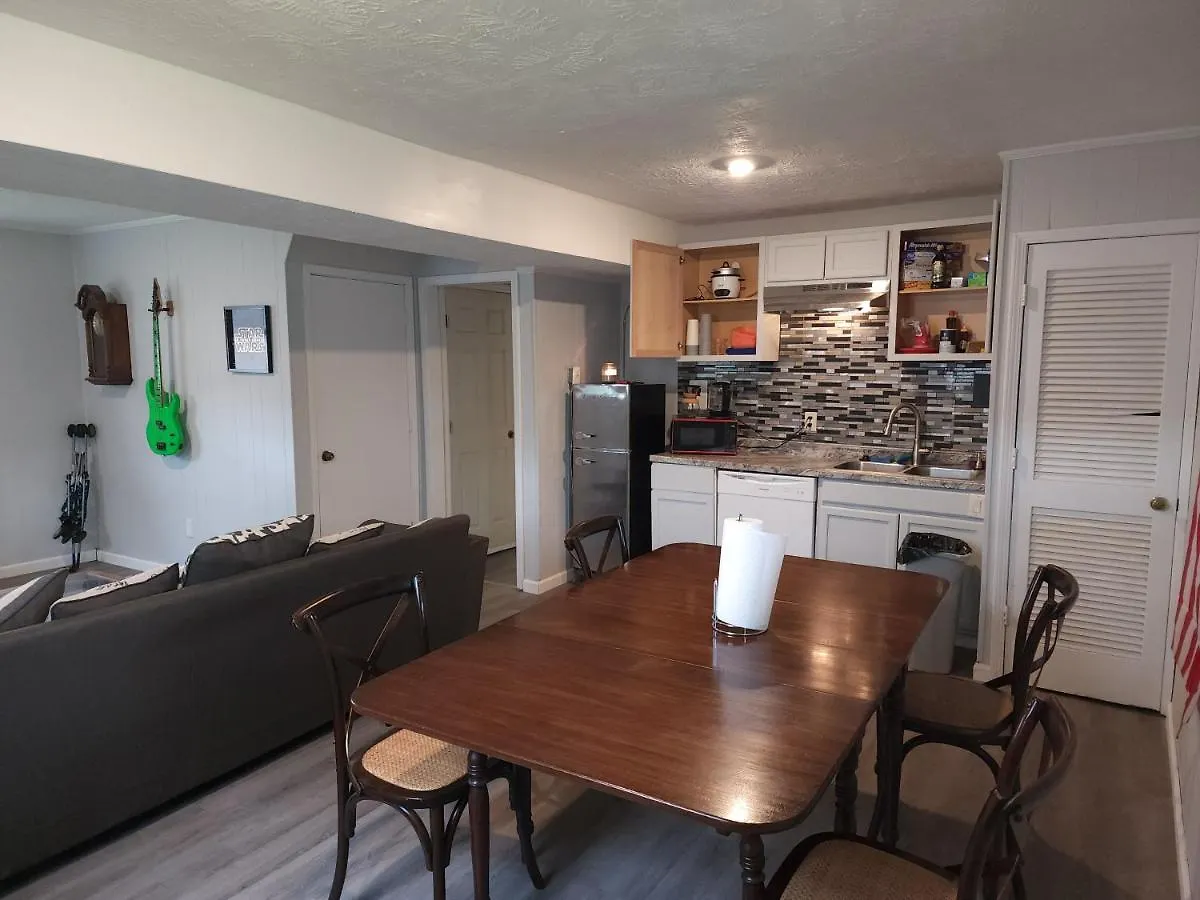 Holiday home Pet-friendly, Fully Fenced Backyard, 20-min To Chs Charleston