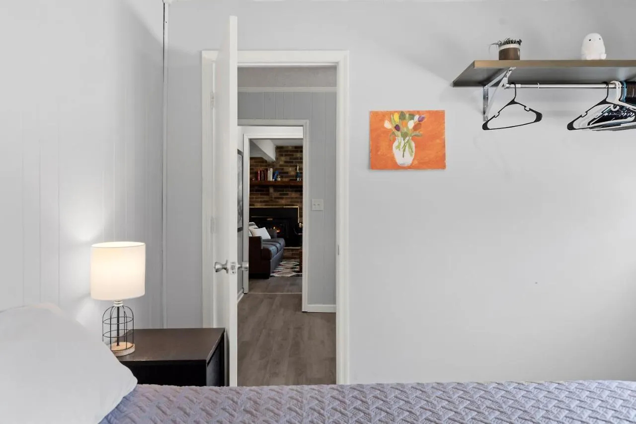 Holiday home Pet-friendly, Fully Fenced Backyard, 20-min To Chs *