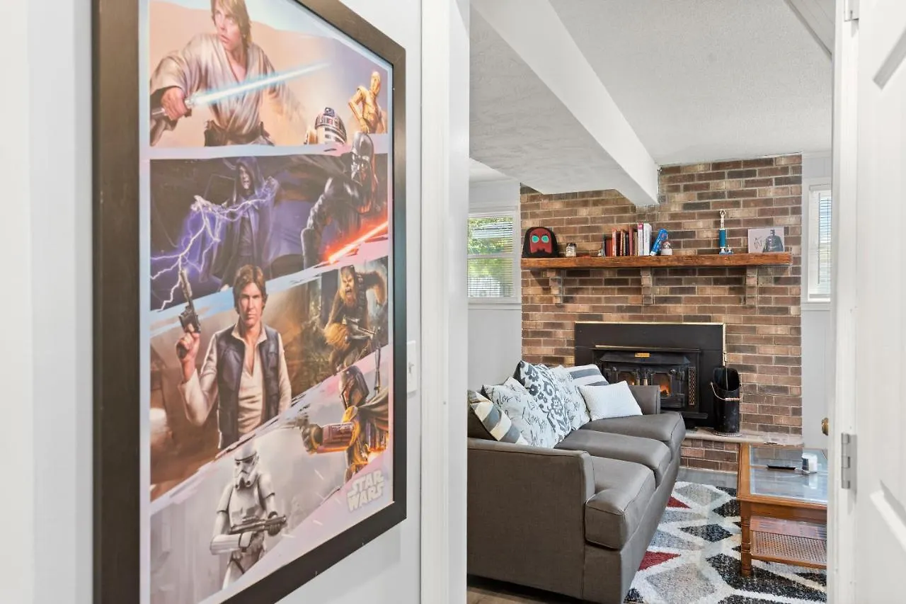 Pet-friendly, Fully Fenced Backyard, 20-min To Chs Holiday home
