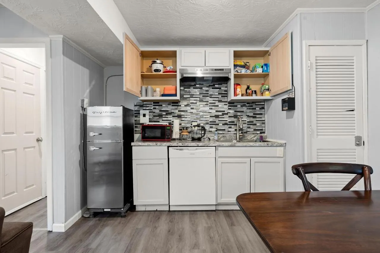 Pet-friendly, Fully Fenced Backyard, 20-min To Chs Holiday home *