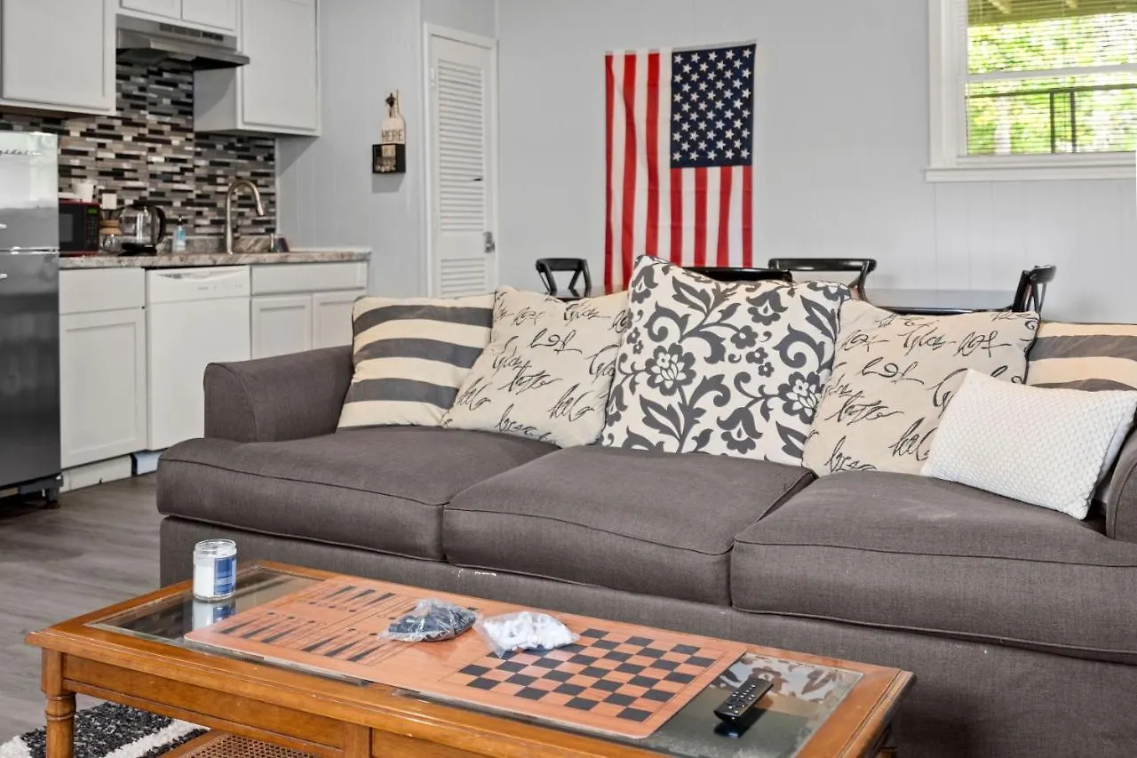 Holiday home Pet-friendly, Fully Fenced Backyard, 20-min To Chs *