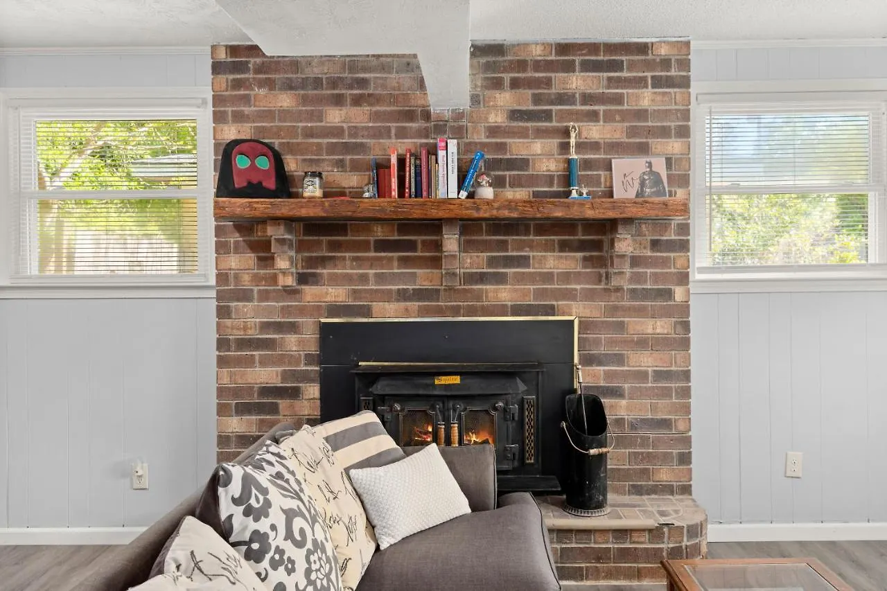 Pet-friendly, Fully Fenced Backyard, 20-min To Chs Holiday home