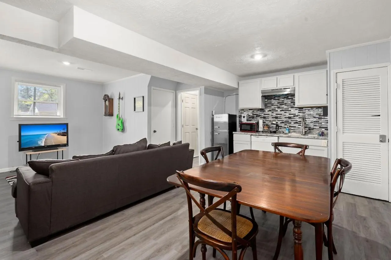 Holiday home Pet-friendly, Fully Fenced Backyard, 20-min To Chs *