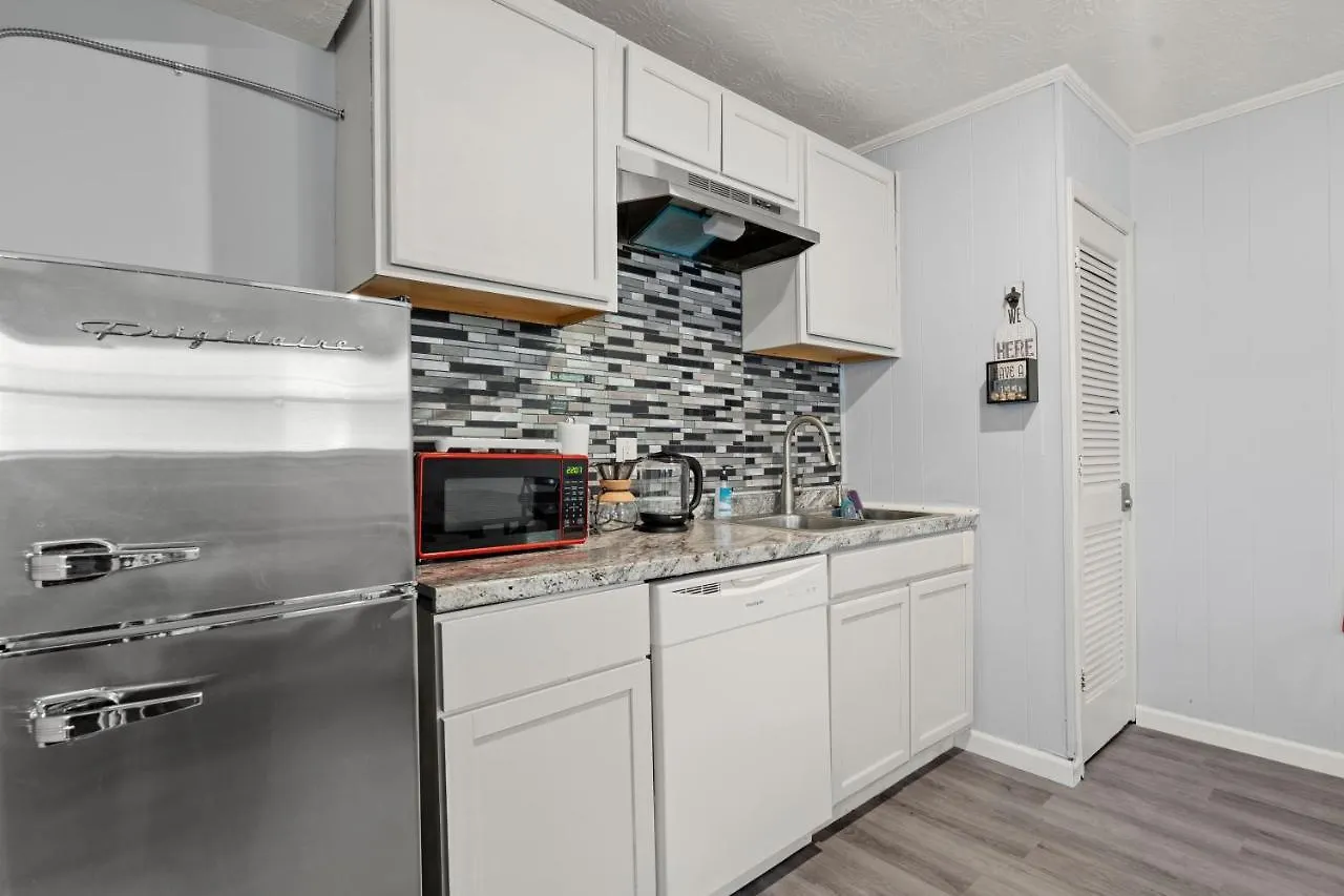 Holiday home Pet-friendly, Fully Fenced Backyard, 20-min To Chs Charleston