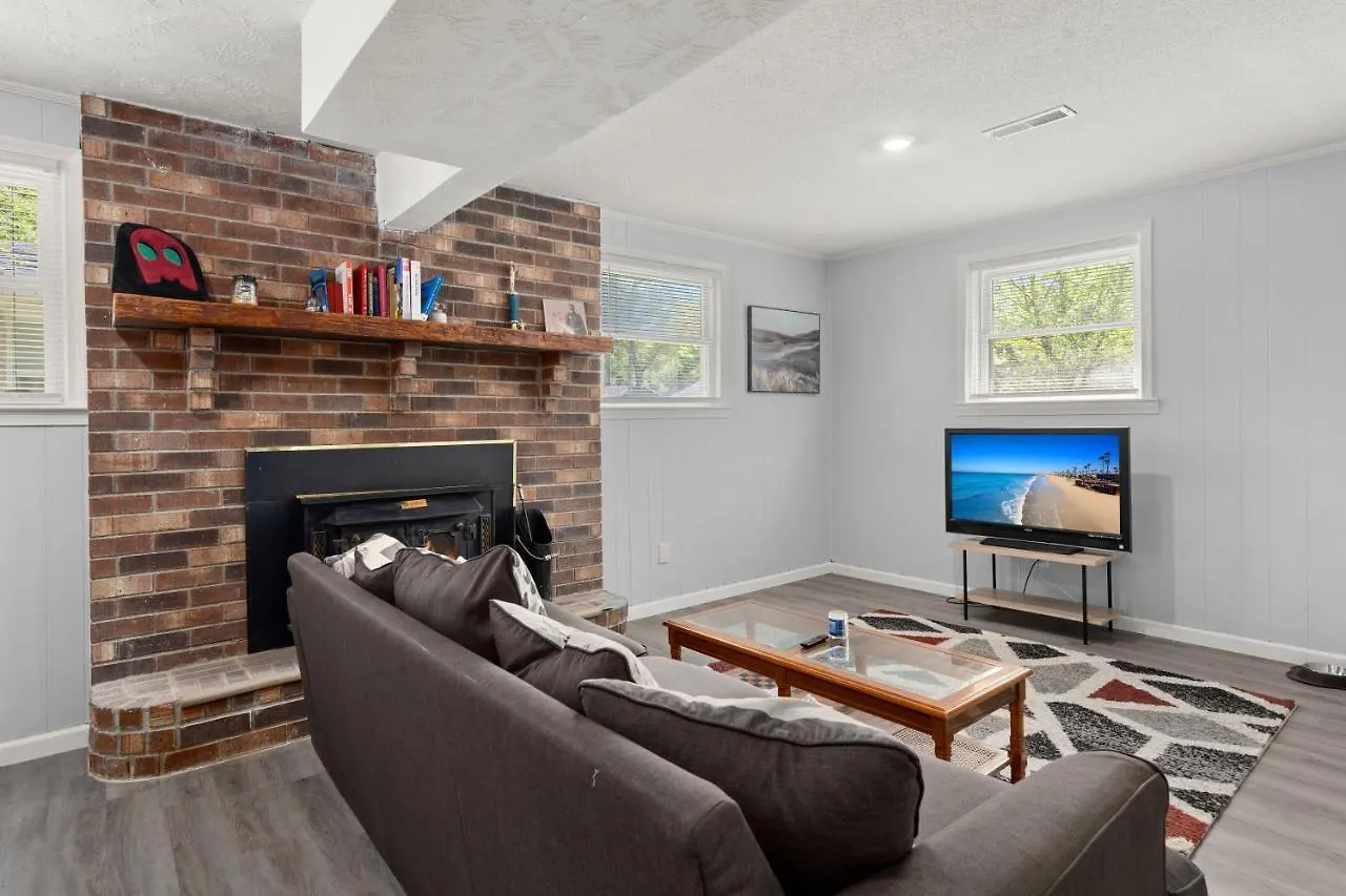 Pet-friendly, Fully Fenced Backyard, 20-min To Chs Holiday home Charleston