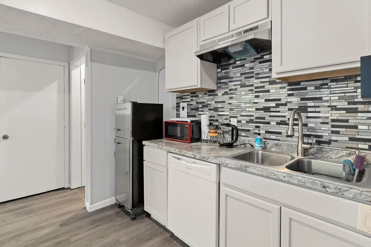 Pet-friendly, Fully Fenced Backyard, 20-min To Chs *