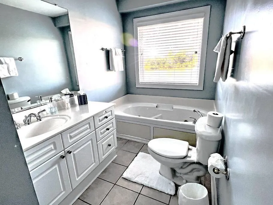 3 Story House Near Historic Downtown *