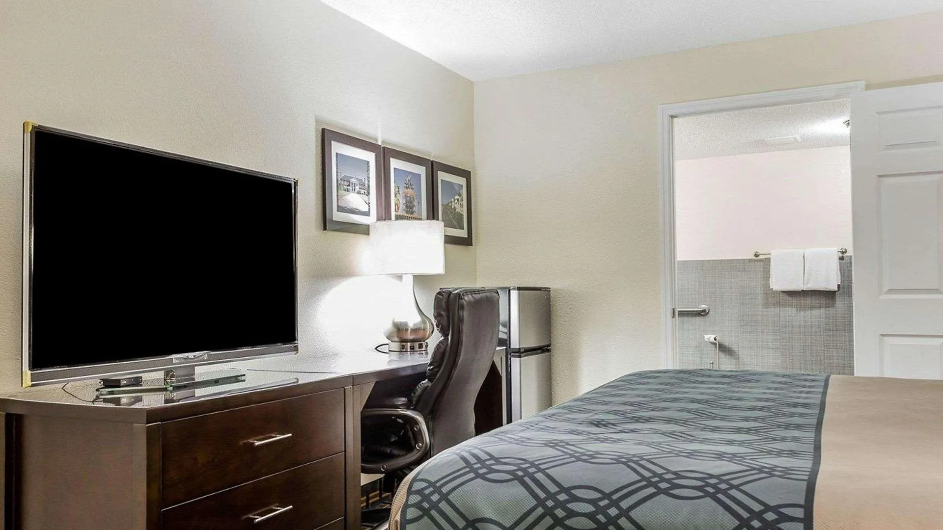 Econo Coliseum Lodge