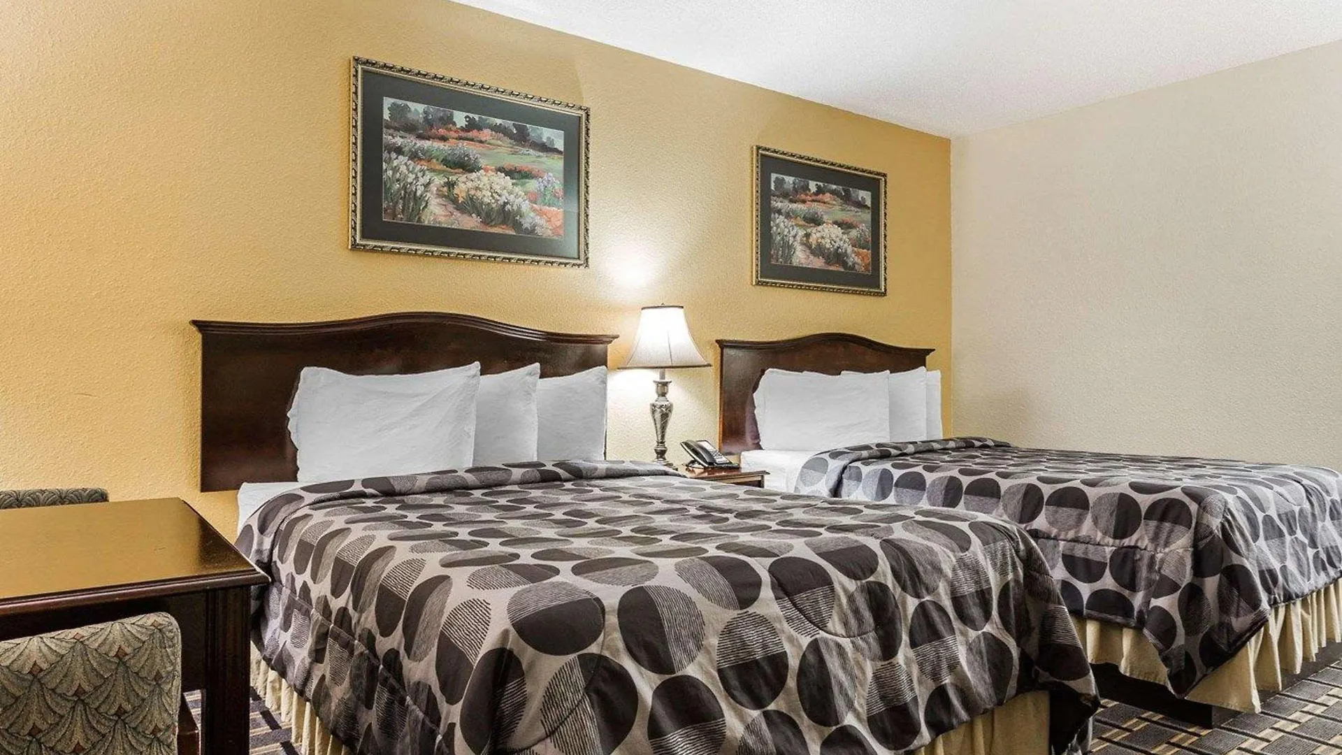 Econo Coliseum Lodge *