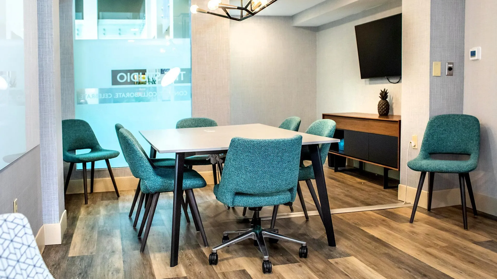 Crowne Plaza Charleston By Ihg 4*