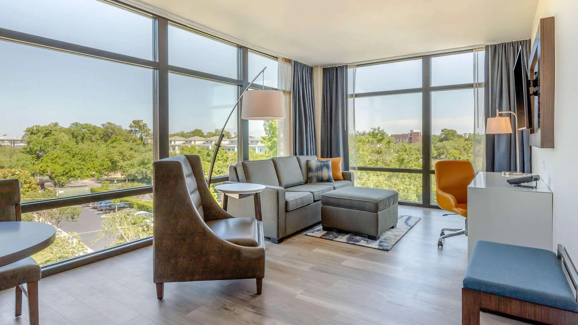 Cambria Riverview Hotel 3*
