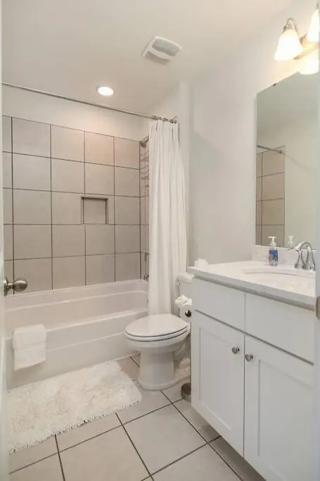 Spacious - 6 Mins To & Downtown Holiday home