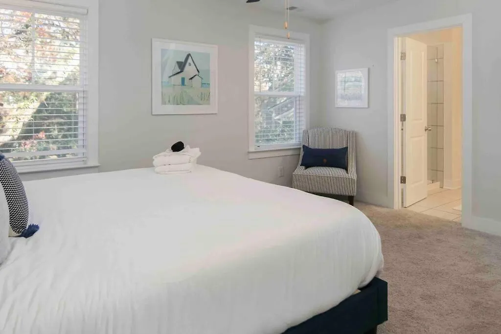 Spacious - 6 Mins To & Downtown Holiday home *
