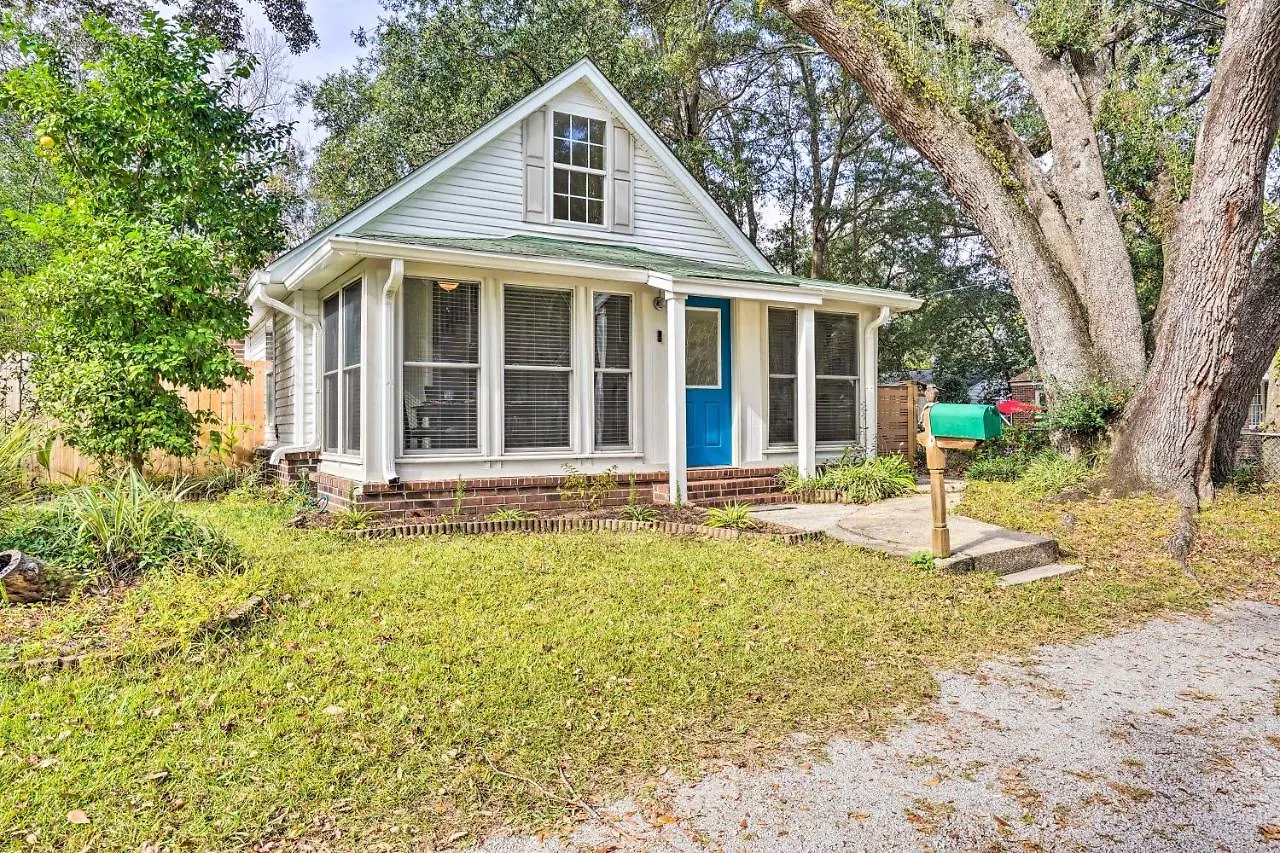 Cozy With Yard About 9 Mi To Dtwn Charleston!
