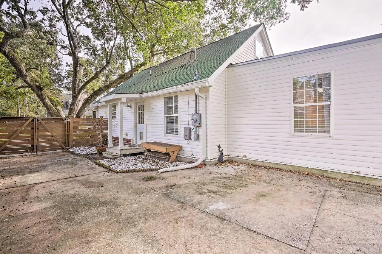 Holiday home Cozy With Yard About 9 Mi To Dtwn Charleston! *