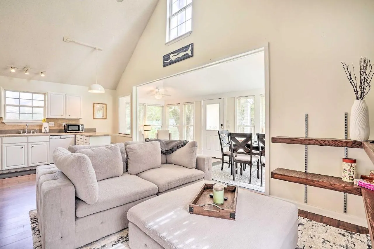 Holiday home Cozy With Yard About 9 Mi To Dtwn Charleston! *