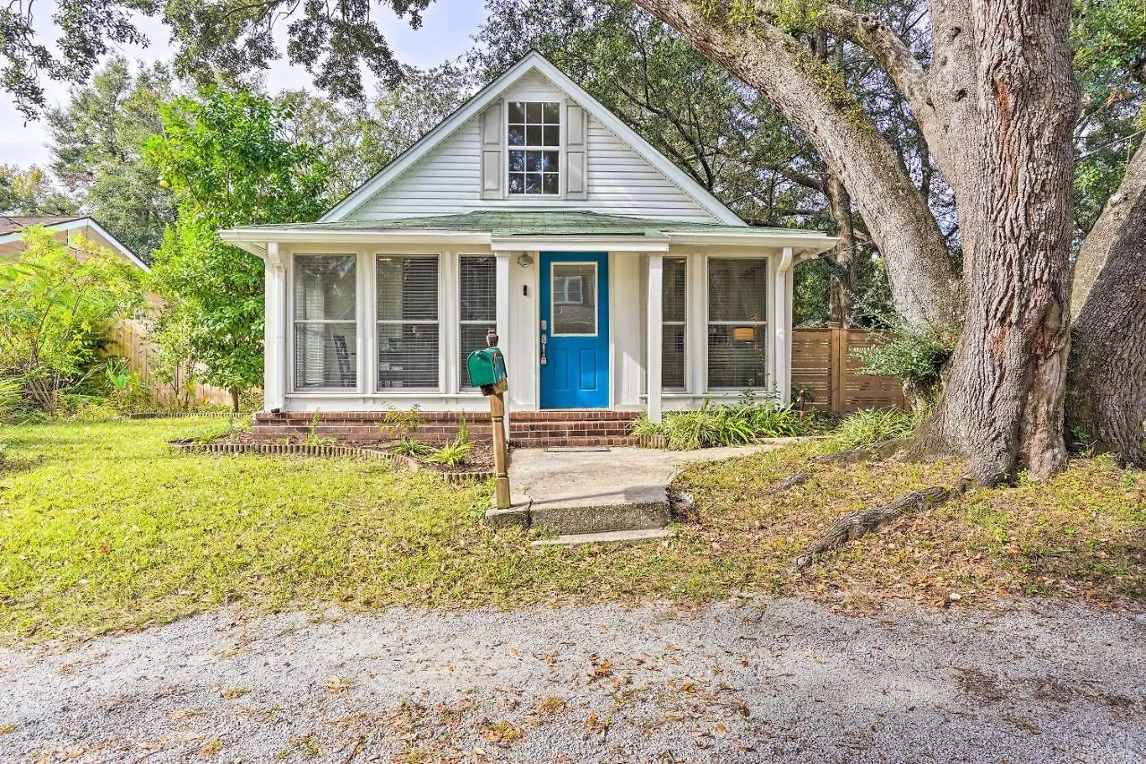 Holiday home Cozy With Yard About 9 Mi To Dtwn Charleston! *