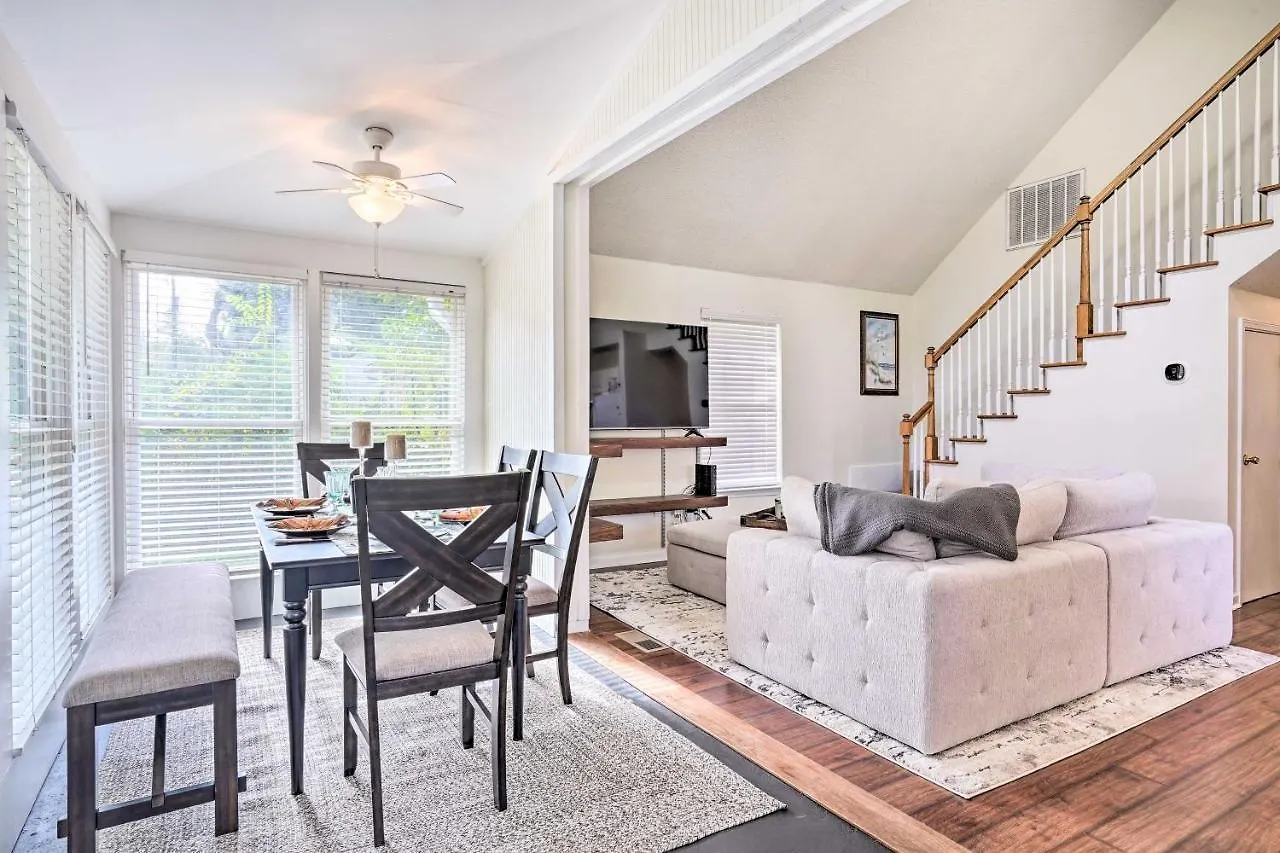 Holiday home Cozy With Yard About 9 Mi To Dtwn Charleston! *