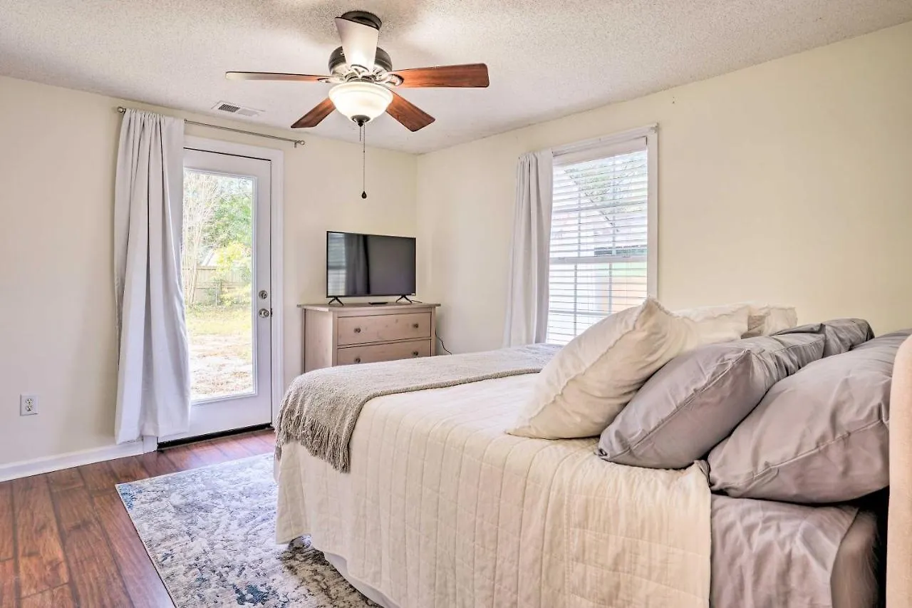 Holiday home Cozy With Yard About 9 Mi To Dtwn Charleston! *