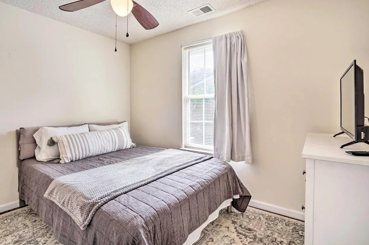 Cozy With Yard About 9 Mi To Dtwn Charleston! Holiday home