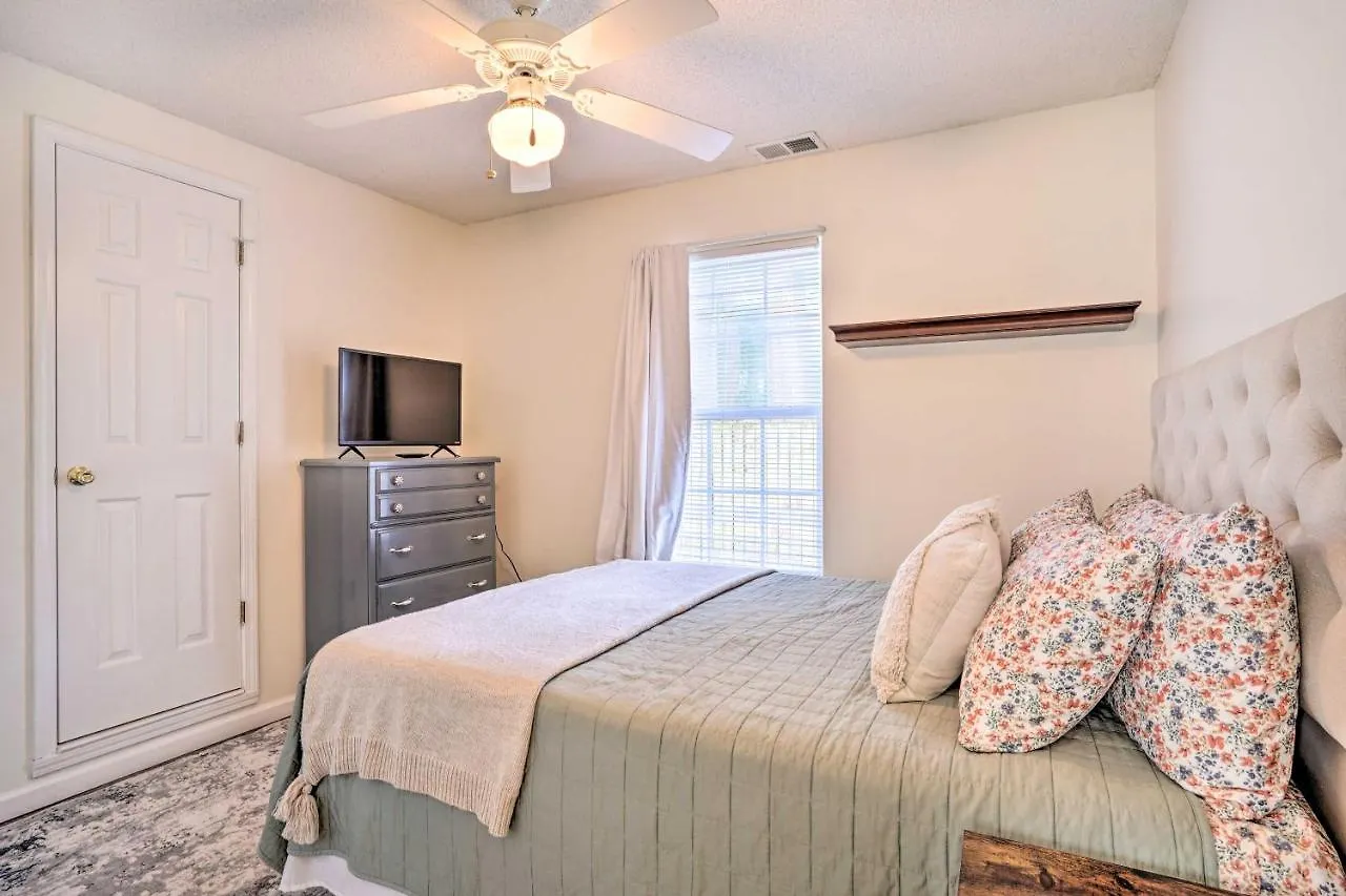 Holiday home Cozy With Yard About 9 Mi To Dtwn Charleston! *