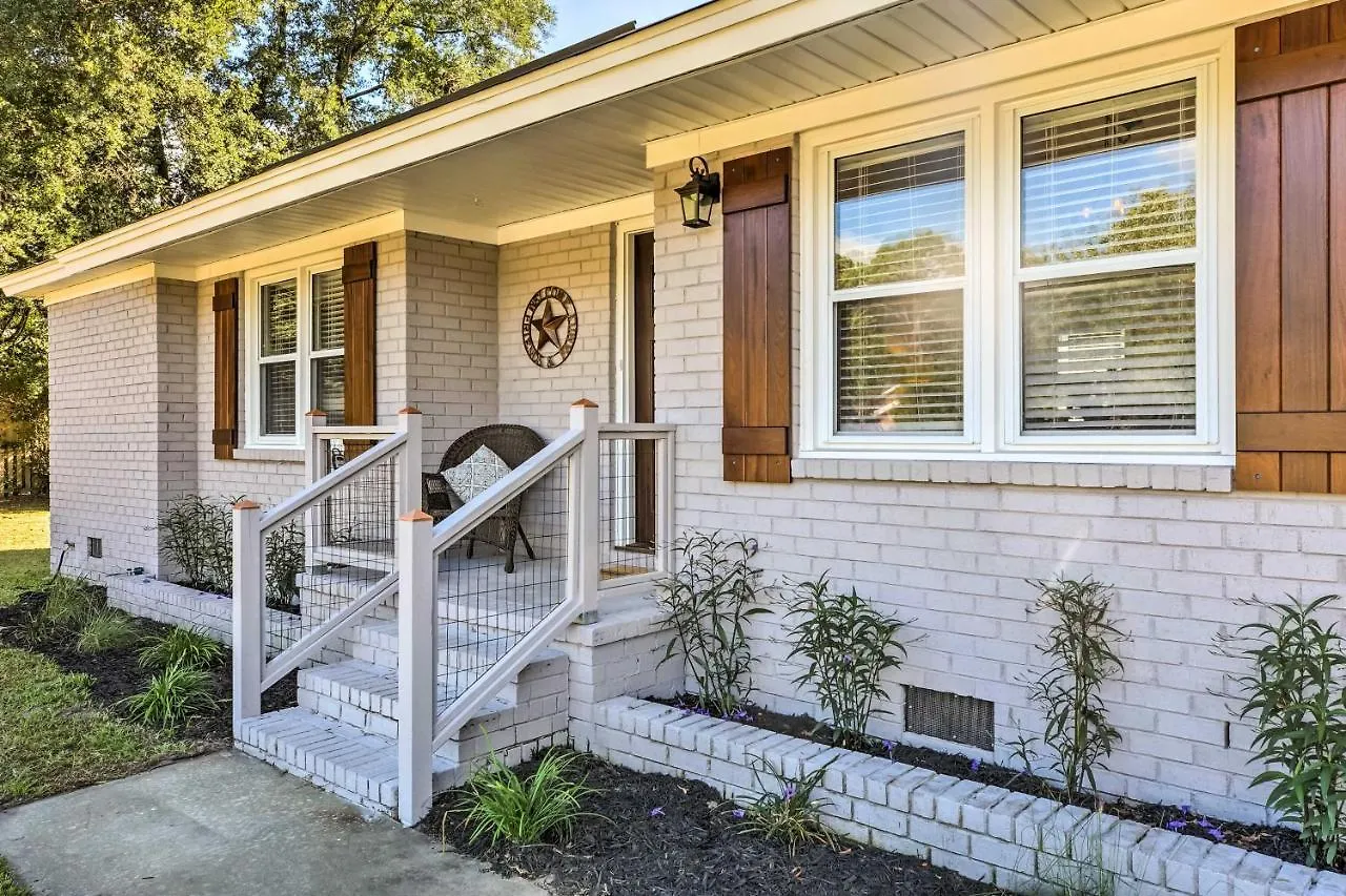 Modern Southern Comforts Near Holiday home
