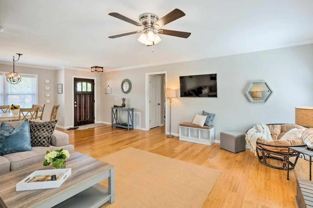 Modern Southern Comforts Near Holiday home *