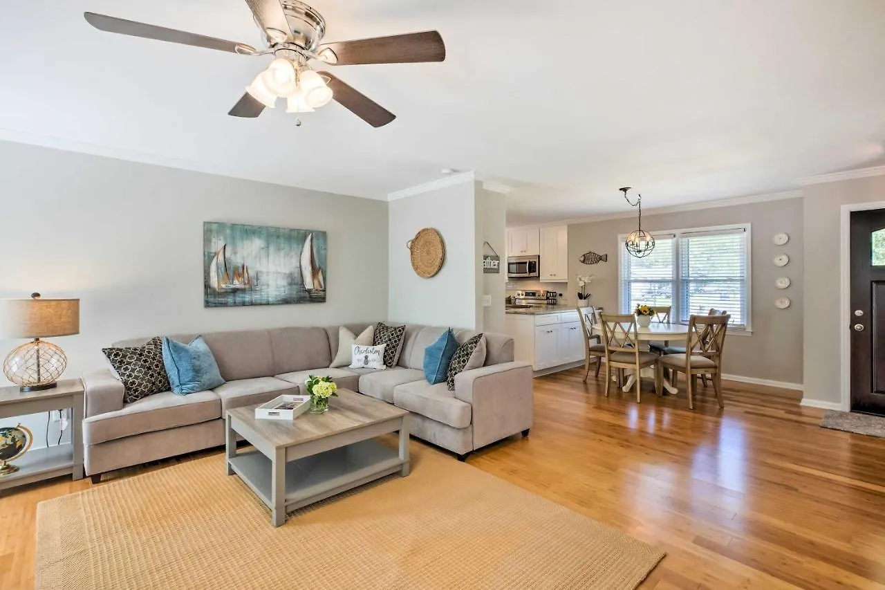 Modern Southern Comforts Near Holiday home *