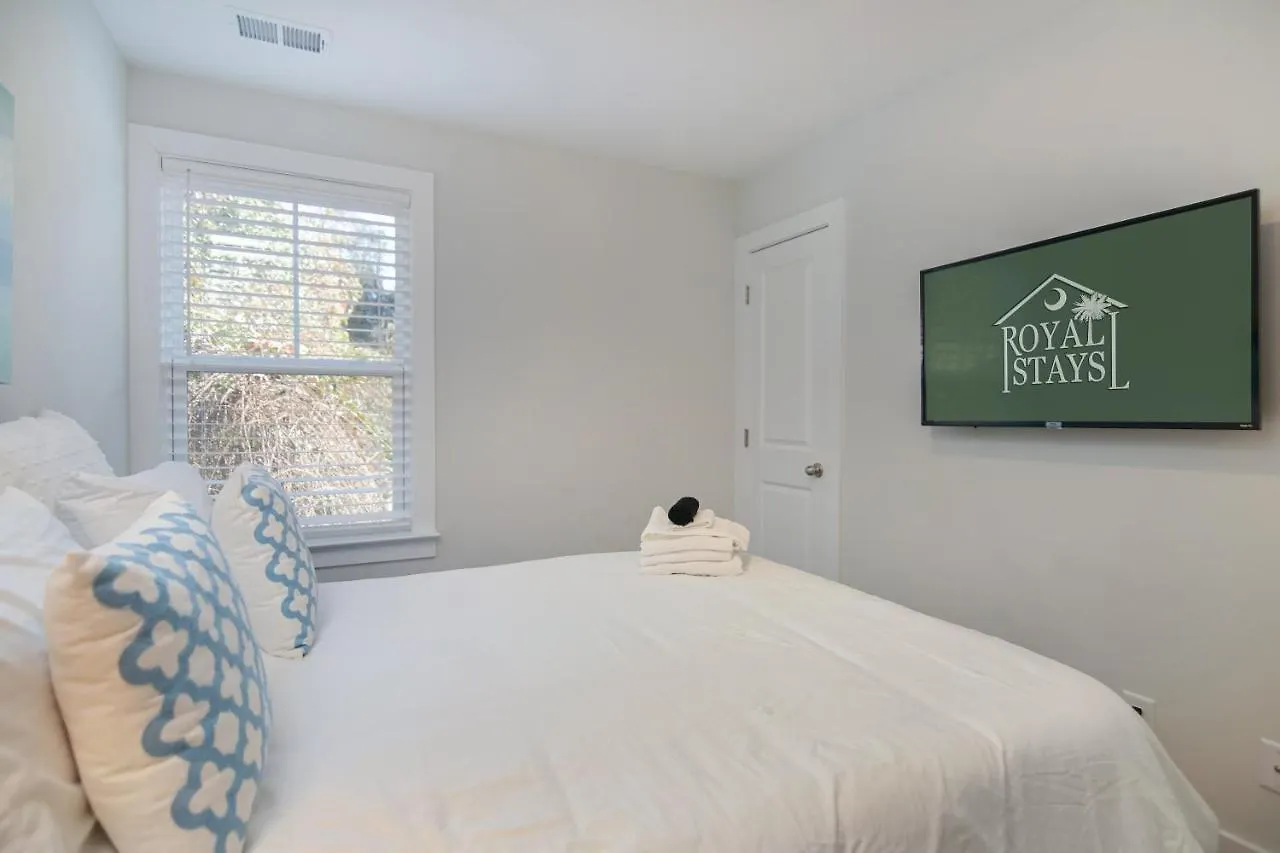 Holiday home Spacious - 6 Mins To & Downtown *