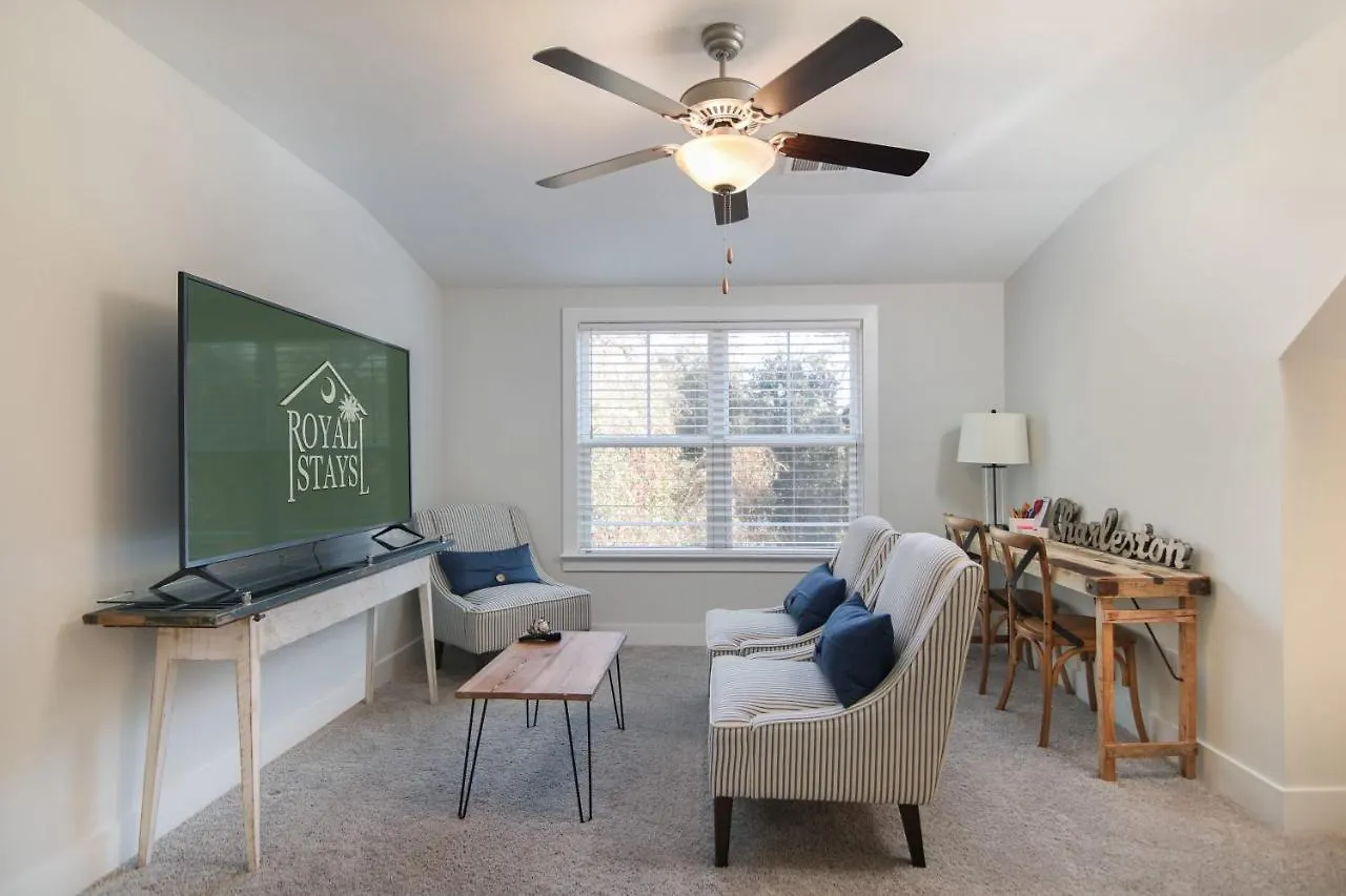 Spacious - 6 Mins To & Downtown Holiday home