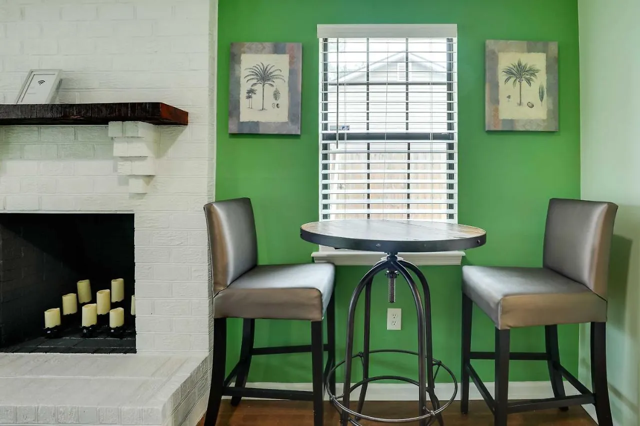 Apartment Vibrant North Duplex Near Airport! *