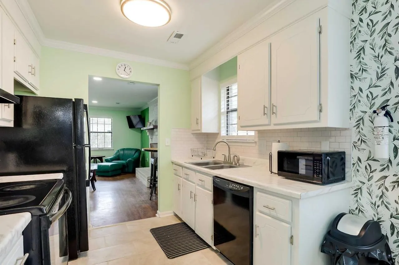 Apartment Vibrant North Duplex Near Airport!